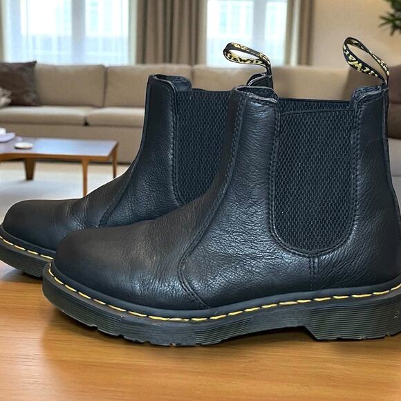 NWOT Women's Size 7 DR. MARTENS Black Pebbled Leather Chelsea Boots 2976 - Picture 1 of 10